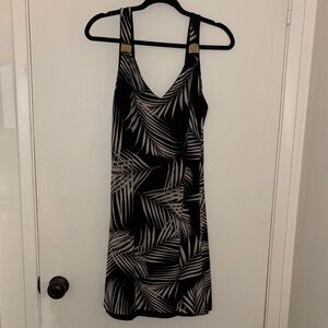 WHITE HOUSE BLACK MARKET Black and White Leaf Print Dress size small.
